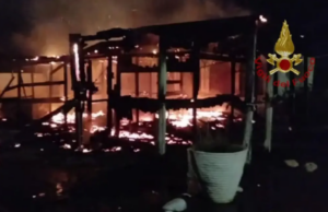 In fiamme gazebo di una pizzeria a Pula: in corso le indagini