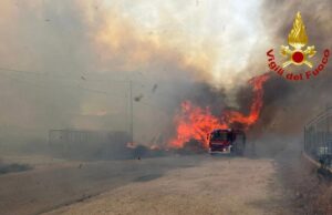 Grosso incendio a Tortolì: a rischio alcune case, traffico bloccato