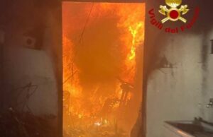 Fiamme in un casolare a Ortueri: primo piano distrutto