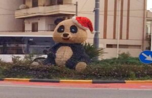 Quartu, il panda all’ingresso della città fa discutere: “Cattivo gusto”