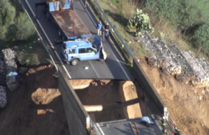Ciclone Cleopatra, riapre il ponte che nel 2013 crollò sotto la furia dell’acqua