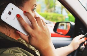 Smartphone alla guida, due automobilisti sardi su cento sono “distratti”