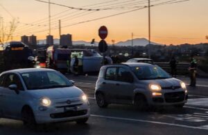 Paura a Cagliari, auto si ribalta in viale Marconi: traffico in tilt
