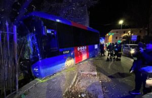 Sassari, spaventoso incidente: bus Arst sfonda recinzione di un asilo