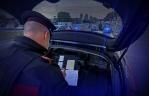 Tissi, 24enne ferisce carabinieri e infermieri con calci e ginocchiate