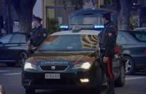 Distrugge la porta di casa dell’ex e la minaccia: arrestato 48enne