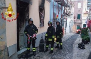 Paura nel centro di Sassari: un incendio distrugge un appartamento