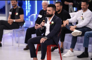 Uomini e Donne, tra i corteggiatori si presenta avvocato divorzista di Cagliari