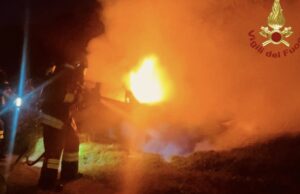 Olbia, auto prende fuoco: intervento dei vigili del fuoco