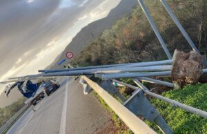 Il vento fa disastri: pauroso incidente a causa di un cartello piegato