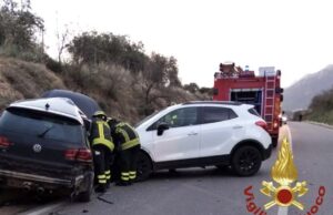 Terribile scontro tra auto sulla sp 22: tre conducenti in ospedale a Nuoro