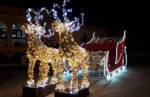 A Guspini si sente il profumo del Natale: in piazza compare una luminosa slitta