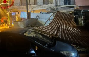 Paura a Siniscola nella notte: il forte vento sradica un tetto