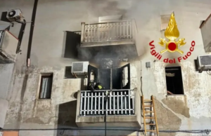 Incendio nella notte a Sassari: salvato 90enne disabile e la figlia