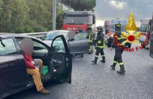Incidente tra bus Arst e tre auto: code lunghissime sulla 131