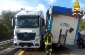 Semirimorchio si sgancia da un tir sulla 131dcn, traffico bloccato