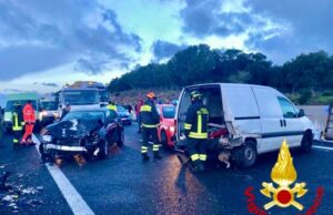 Scontro tra tre veicoli sulla Sassari-Olbia: una persona in ospedale