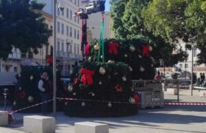 Cagliari, polemica sull’albero di piazza Garibaldi: “Plastica da 50mila euro”