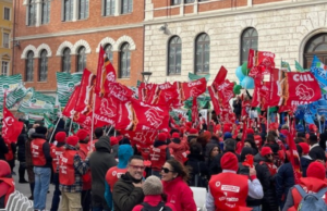 La protesta dei dipendenti: 400 persone in piazza a Cagliari