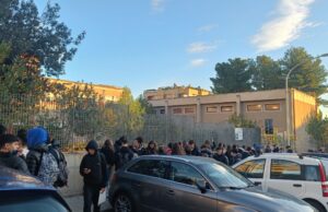 Liceo Alberti, troppo freddo a scuola: gli studenti non entrano