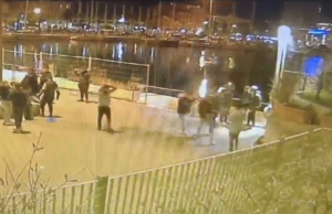 Cagliari, ragazzini distruggono transenne e le gettano in mare