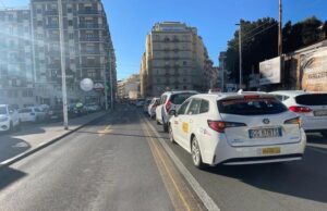 Sciopero dei taxi, corteo sfila tra le vie del centro a Cagliari