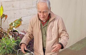 A 93 anni attraversa Cagliari per consegnare pupazzi, il cuore grande del signor Dessalvi