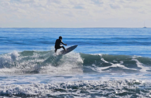 Cagliari, l’approdo dei surfisti: decine di appassionati al Poetto