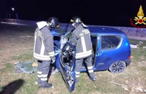 Orosei, auto sbanda e impatta violentemente contro un statua: tre feriti