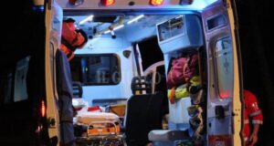 Quartu, tenta di scavalcare un cancello e resta infilzato: grave un giovane