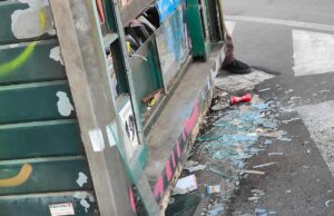 Il concerto non c’è, balordi in azione: distrutta edicola in piazza Yenne