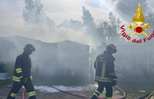 Olbia, incendio in un terreno: paura per le abitazioni vicine