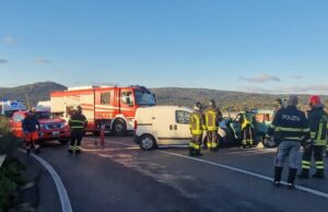 Nuoro, scontro frontale prima di una galleria: grave un conducente