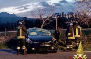 Arzachena, auto finisce fuori strada: due feriti