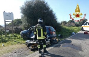Violento scontro sulla Bosa – Alghero: moto impatta contro un’auto