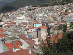 Auto crivellata di colpi a Orgosolo: nel mirino la direttrice del coro femminile