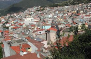 Auto crivellata di colpi a Orgosolo: nel mirino la direttrice del coro femminile