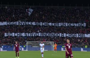 Emozioni alla Domus per Riva: il magnifico striscione degli Sconvolts
