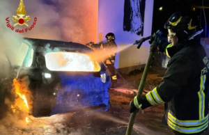 Auto in fiamme nella notte a Bari Sardo: indagini in corso