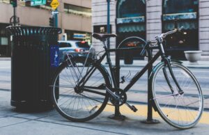 Cagliari, via le bici “incatenate”: il Tar dà ragione al Comune