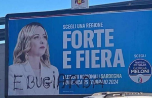 “Forte e fiera…e bugiarda”: vandalizzato manifesto della Meloni