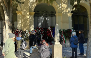 L’ultimo saluto a Gigi Riva: tantissime persone al cimitero di Bonaria