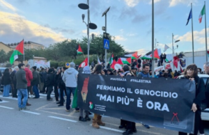 Cagliari, sit-in di 300 persone pro Palestina: “Fermiamo il genocidio”