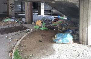 Cagliari, rifiuti abbandonati in viale Bonaria: la rabbia dei residenti