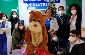 Ospedale San Martino, tanti doni natalizi ai bimbi in Pediatria