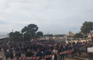 Funerali Gigi Riva, già piccola folla di fronte alla Basilica di Bonaria