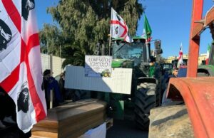 Pastori e agricoltori bloccano il porto di Cagliari