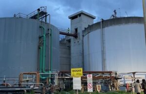 A rischio lavoratori Villaservice: protesta sul silos a 20 metri d’altezza