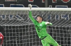 Cesena-Olbia 1-0, follia in campo: invasione e pugno al portiere Rinaldi