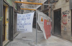 Via Dettori, spunta di nuovo lo striscione: “Facciamo la fame”